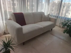 كنبة مع لوحات