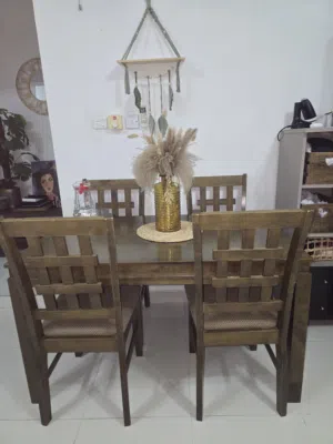 طاولة طعام خشب ماليزي قوي