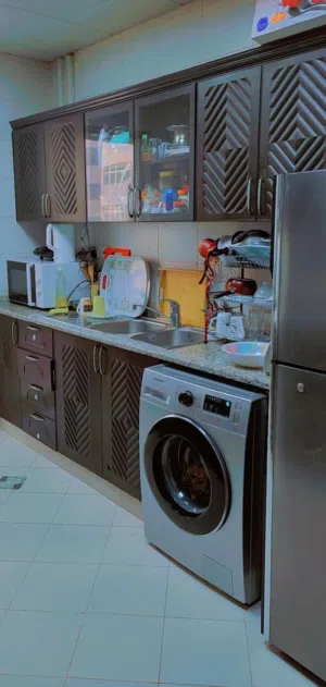 للبنات فقط موظفات بس