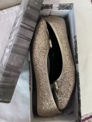 باليرينا برونزي تلمع