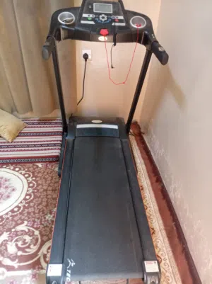 آلة مشي ممتازة كل شي سليم فيها