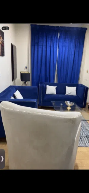 كنب 6 اشخاص مع طاولة وسط بحاله ممتاذه