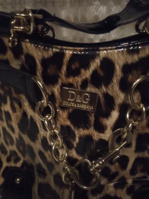 حقيبة يد Dolce & Gabbana بنقشة الفهد وتفاصيل من الجلد الأسود اللامع