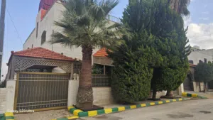 للبيع عمارة سكنية راقية بتصميم شبه فيلا، تجمع بين الفخامة والخصوصية، في منطقة هادئة خالية من الإسكان