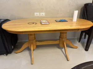 طاولة سفرة بدون كراسي بحالة مممتازه بتوسع ل 8 كراسي سعر 50 دينار قابل للتفاوض