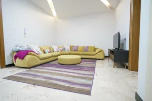 شقة ارضية حديثة للبيع بالفرناج قرب الساحل للحلويات