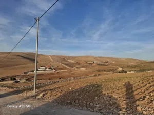 قطع أرضي للبيع في القنية طريق غريسا سهلية مثل الكف متوفرة اكثر من قطعه كاش او اقساط قرب طريق الزرقاء