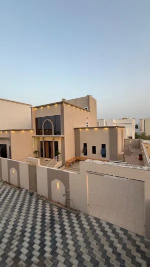 فيلا فاخرة للايجار بموقع هادئ في السيب، قريبة من البحر ومناسبة للعوائل، بتصميم عصري