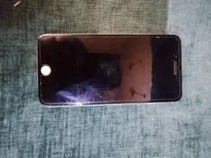 جهاز انضيف بطاريه 100٪ و64جيجا ومكسور الباك وممكن المفاصله