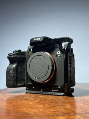 sony a7 iv body مع كيج