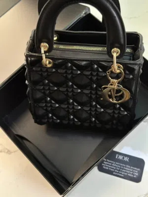 مجموعة مميزة من شنط الماركات العالمية