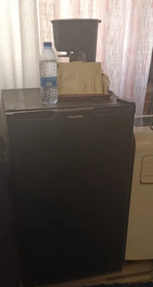 ثلاجة مكتبية Hisense لون أسود