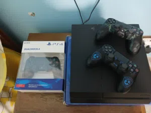 جهاز PS4 مستعمل وفيه العاب ممتازه بالوصف