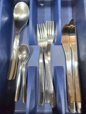 16pcs Cutlery set (Spoons, Forks & Knives)