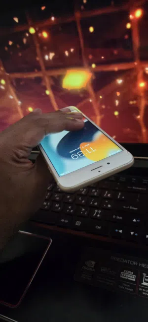 ايفون s6 عادي لون ذهبي و ابيض ذاكره 64 قيقا بطاريه نسبتها 80 و السعر مناسب للغايه 19 الف فقط