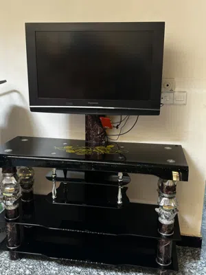 حاملة تلفاز + تلفاز للبيع