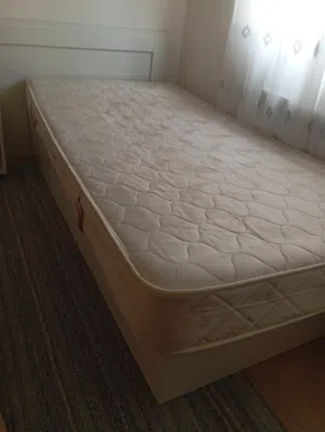 فرشتين زمبركية مفردة بحالة ممتازة بسعر مغري الفرشتين بسعر 50