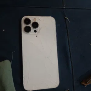 ايفون 13 برو ماكس نضيف بس ضهره مكسور ومبدل بطاريه وشاشه تفصيخ بطاريه 100ذاكره 256سعره 650 وبي مجال