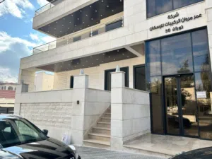 شقة طابق أرضي مميزة جدا، 4 غرف نوم، مدخل وترس خاص، بموقع راقي و عائلي بامتياز في ضاحية الأمير راشد