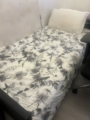 سريرين للبيع واحد كبير وواحد حجم وسط