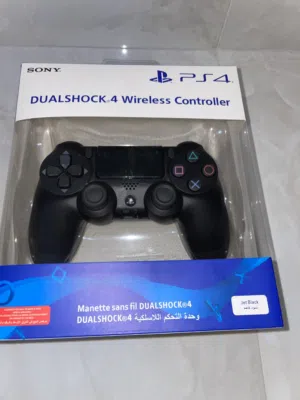 جهاز بلاستيشن4 جديد  -Unused PlayStation 4 in its original box and discounted. مع شحن أسود طويل وضخم