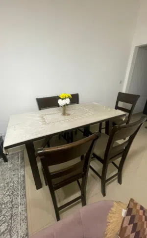 Used Dining Table Set with 6 Chairs Crafted with Excellent Wood Qualityطاولة طعام ، 6 كراسي