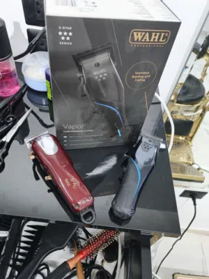 ماكينتينWahl للبيع بحاله ممتازه الماكينه السوداء كل الاغراض معها الكرتونه والشاحن والنمر