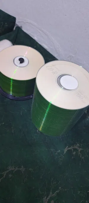 دسكات نسخ و حرق قريب الدسته و نص مع بعض للبيع بي 80 دينار