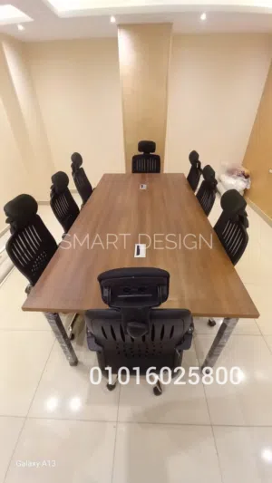طاولة اجتماعات عصرية بتصميم عملي، تتسع لعدة أشخاص مع كراسي شبكية مريحة لاجتماعات أكثر كفاءة.