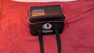 Thermal bag with a rigid bottom and walls شنطة حرارية بقاع وجوانب صلبة.