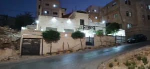 بيت مستقل للبيع بموقع مميز على شارعين