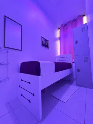 FULLY CLOSED -VERY COLD- SEPARATE WINDOW- SEPARATE AC VENT- FULLY FURNISHED PARTITION- READY