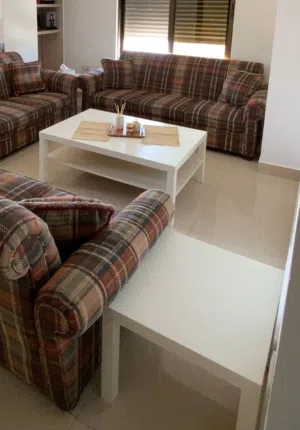 طاولة معيشه مع 3 طاولات جانبيه من إيكيا