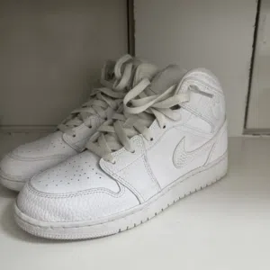 Jordan 1 mid triple white nike