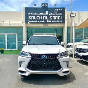 لكزس LX570 موديل 2016 اللون ابيض داخل احمر خليجي الفطيم