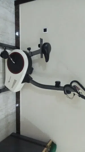 دراجة رياضية ثابتة (Exercise Bike) من نوع Sport X، وهي مثالية للياقة البدنية في المنزل.