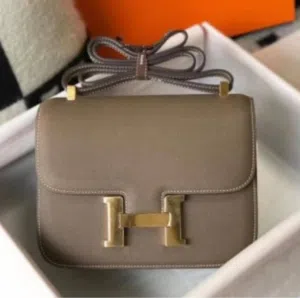 شنطة Hermes Constance الأنيقة متوفرة الآن بلونين