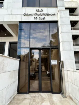 شقة طابق أرضي مميزة جدا، 4 غرف نوم، مدخل وترس خاص، بموقع راقي و عائلي بامتياز في ضاحية الأمير راشد
