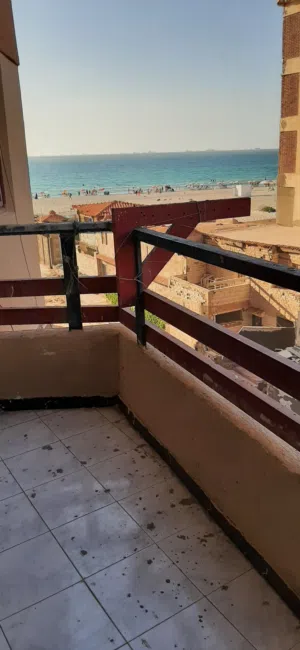 شقة للايجار الشهري ببيانكي باول عمارة على البحر النضافه فوق الممتاز