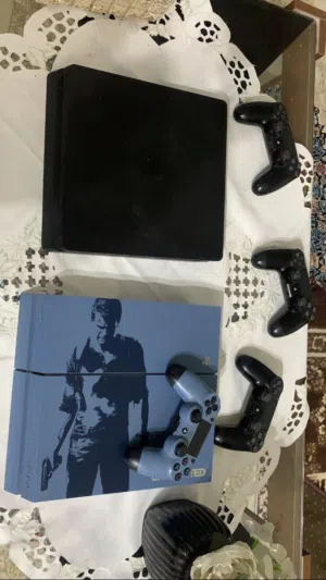 2جهازي بلايستيشن 4 (نسخة Uncharted + Slim) مع 4 يدات