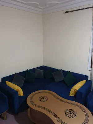 اريكة جديدة صنعة باليد مع كرسييان وطاولة لوح  اصلي اشتريت منذ 5 اشهر