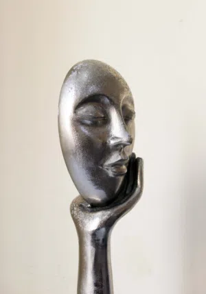 تمثال وجه مفكر ( Thinking face ) . ألومنيوم