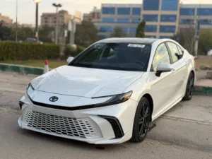 تويوتا كامري  XSE ابيض لوءلوئي