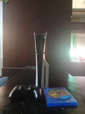 السلام عليكم بلايسيشن 5سلم للبيع مع CDماين كرافت و ايد بلايستيشن 1و لونه اسود