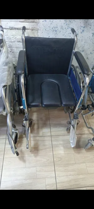 كرسي حمام متحرك لم يستخدم بسهر مناسب 40 دينار
