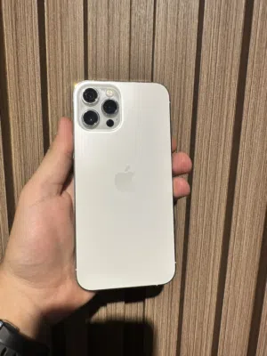 iPhone 12 Pro Max 256g بحالة ممتازة كفالة استرداد نقدي نظيف جداً مع هديه كفر و لزقه و شاحن