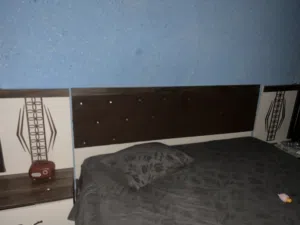 غرفه كامله ونضيفه مجال مبيها اي كسر بالاخشاب