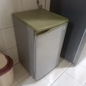 ثلاجة غرفه للبيع بحاله جيدة وتبريد ممتاز