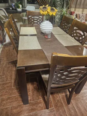 طاولة طعام و6 كراسي بحالة ممتازة Dining set