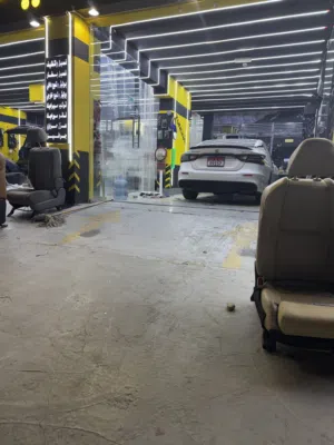 مركز عنايه بالسيارات ضخم للبيع